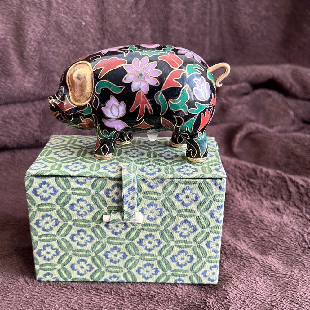 Cloisonné pig